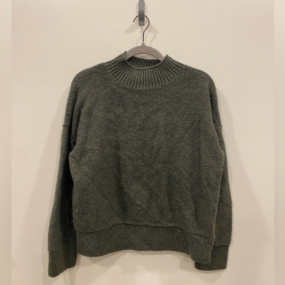 Universal Thread - Women’s green turtleneck sweater - medium - Picture 1 of 3